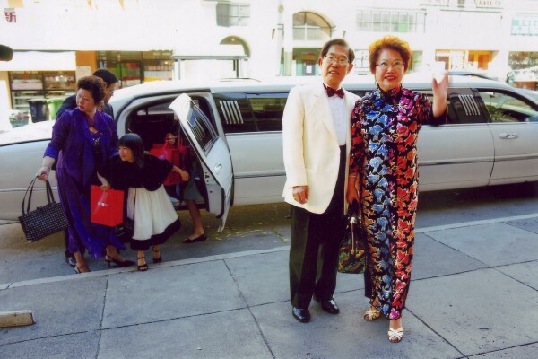 接任中華總會館總董余銓針伉儷在中華總會館門前從酒店加長型禮賓車下車，向僑胞友好致謝。