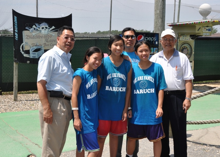 Yao Wei
                  & family with Dian Rong & Frank