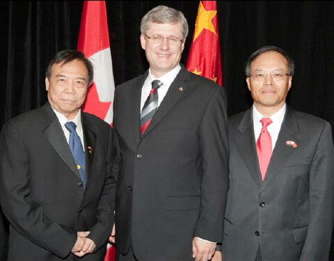 期間滿地可余風采堂主席余紹然與加國總理史提芬-哈柏、中國駐加拿大大使蘭立俊合照留念